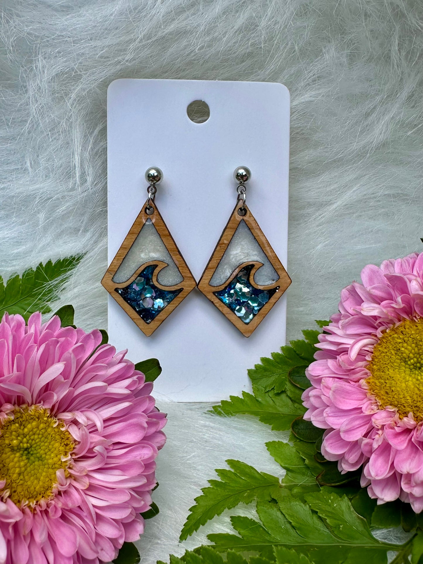 Wave stud earrings